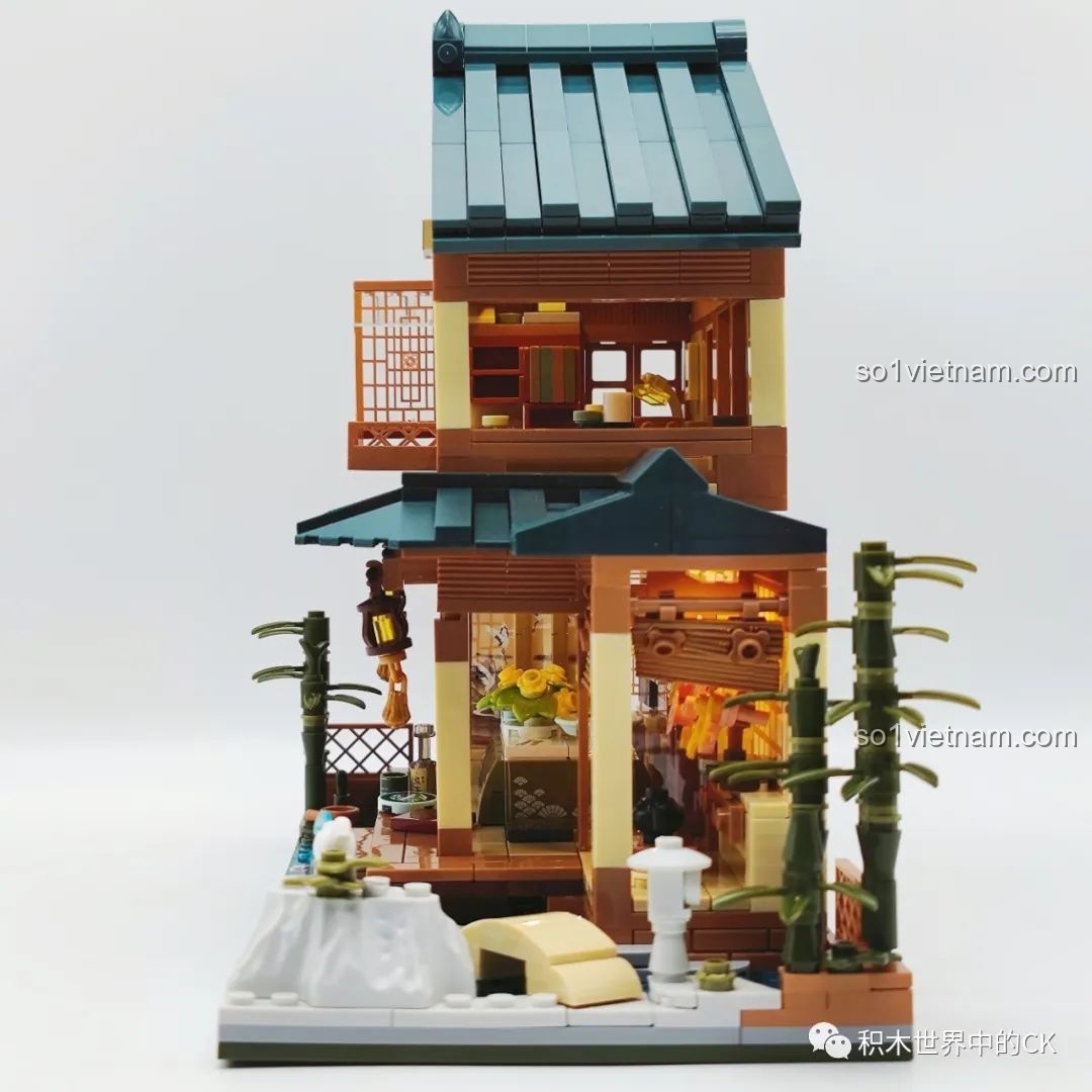 Mô hình hoàn chỉnh Ngôi nhà Nhật Bản Kumamon inbrixx 880018 nhìn từ bên cạnh, phô diễn chiều sâu và các chi tiết bên hông.