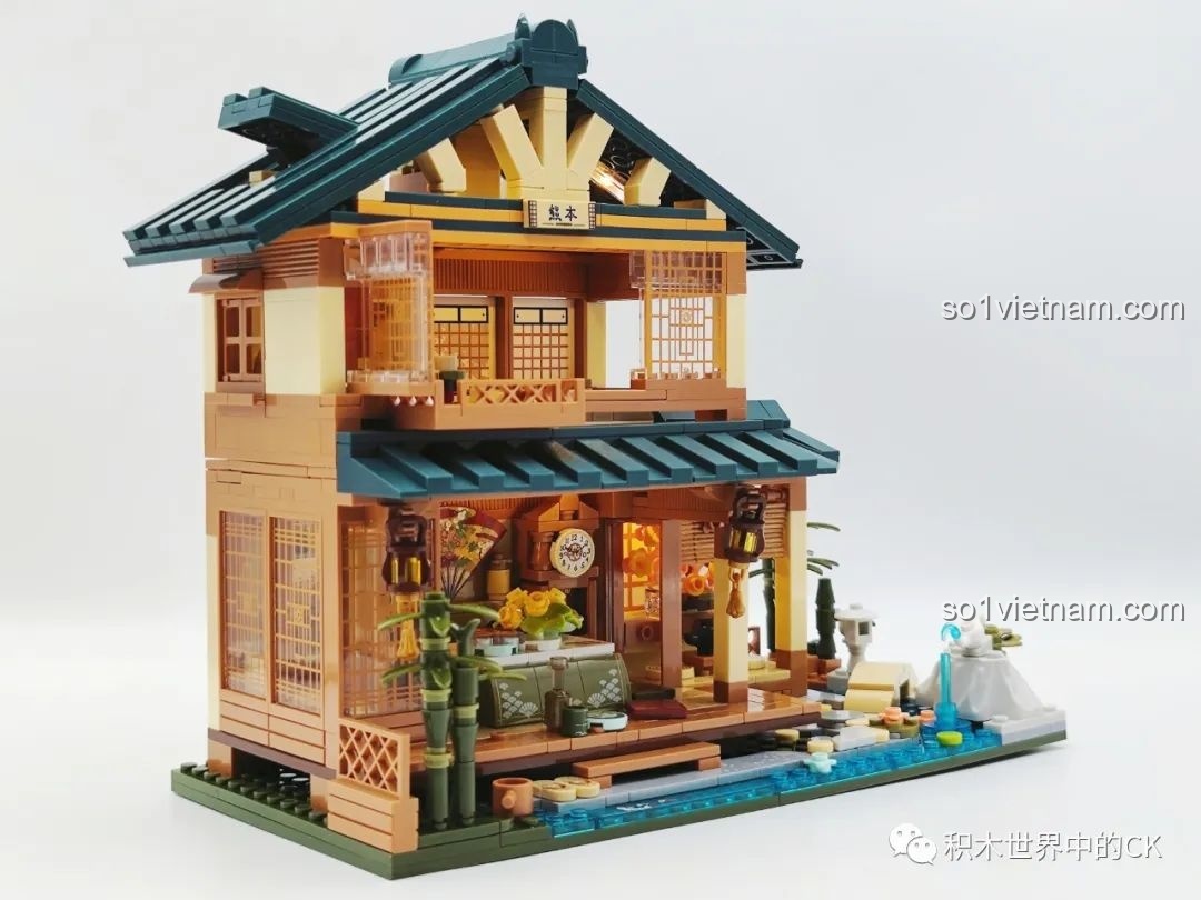 Mô hình hoàn chỉnh Ngôi nhà Nhật Bản Kumamon inbrixx 880018 nhìn từ góc chéo phía sau, thể hiện sự hài hòa của tổng thể.