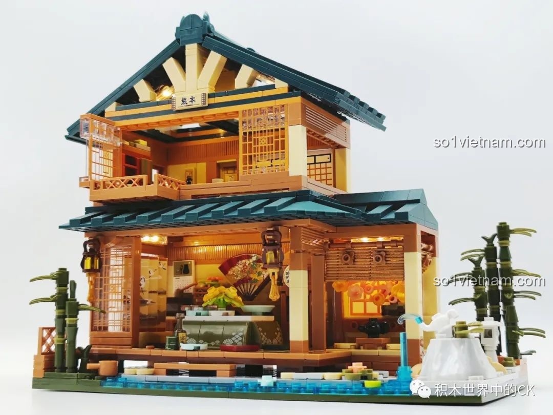 Mô hình hoàn chỉnh Ngôi nhà Nhật Bản Kumamon inbrixx 880018 nhìn từ góc chéo phía trước, thể hiện toàn bộ kiến trúc và chi tiết.