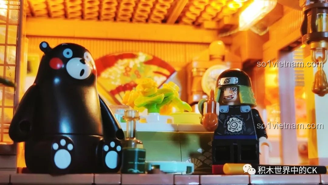 Mô hình Ngôi nhà Nhật Bản Kumamon inbrixx 880018 với đèn LED sáng, nhìn từ góc chéo, phô diễn vẻ đẹp tổng thể.