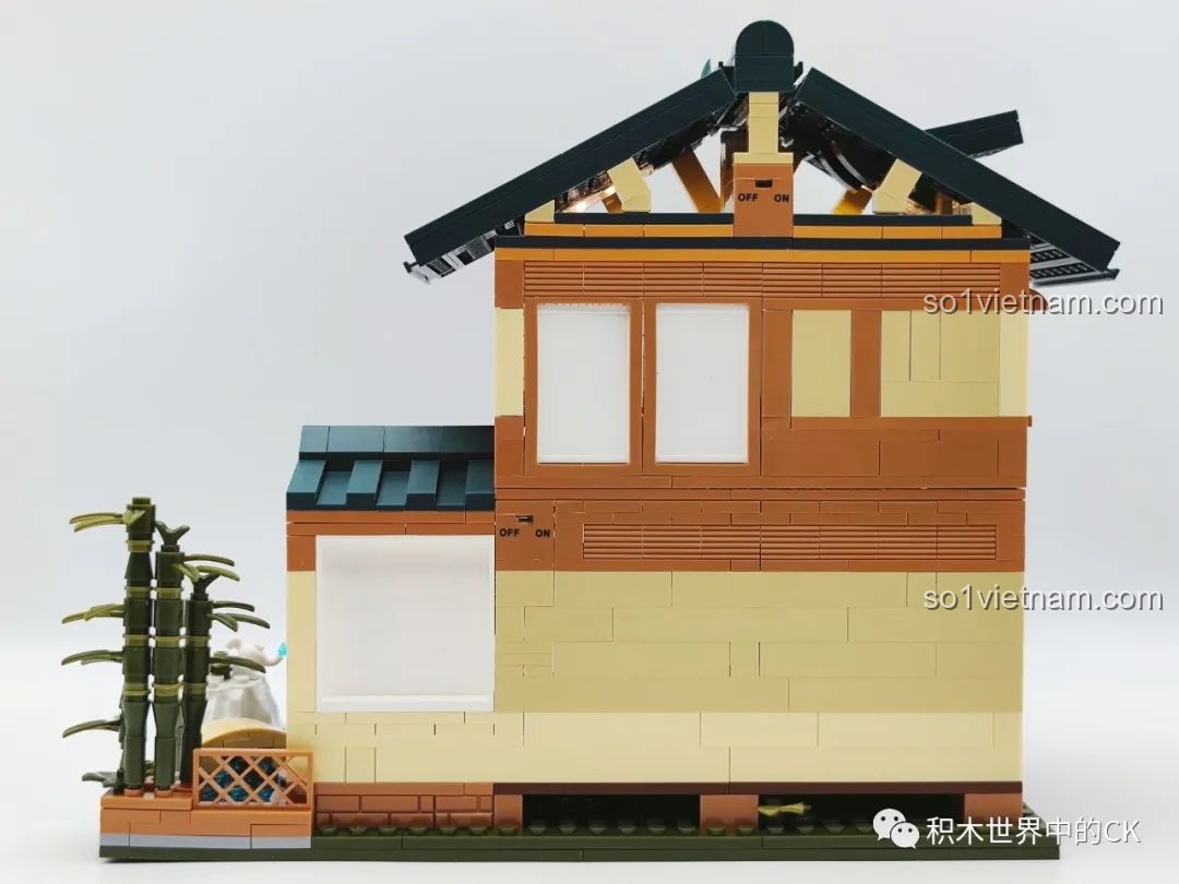 Mặt sau của mô hình Ngôi nhà Nhật Bản Kumamon inbrixx 880018, cho thấy các chi tiết tường và cửa sổ phía sau.