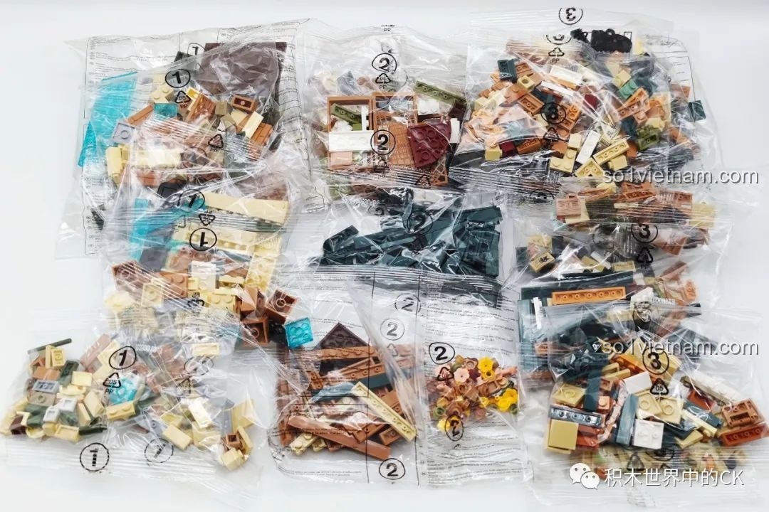 Các túi mảnh ghép được đánh số của bộ inbrixx 880018 Ngôi nhà Nhật Bản Kumamon, sẵn sàng cho quá trình lắp ráp.