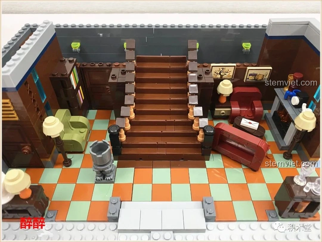 Góc nhìn từ trên xuống tầng trệt của bộ Panlos Brick 613001 Tòa nhà Sanctum Sanctorum Doctor Strange, tập trung vào cầu thang lớn và các chi tiết nội thất.