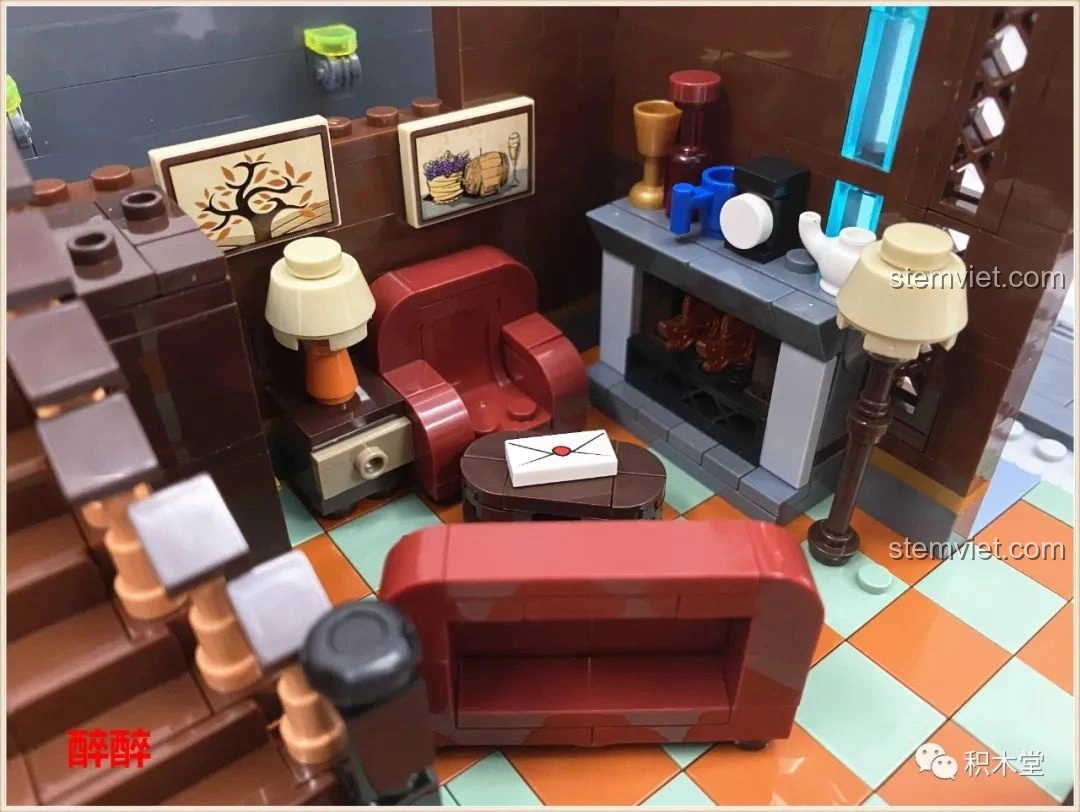 Cận cảnh khu vực lò sưởi và bàn ghế trong tầng trệt của bộ Panlos Brick 613001 Tòa nhà Sanctum Sanctorum Doctor Strange, với các chi tiết nhỏ như đèn và tranh.