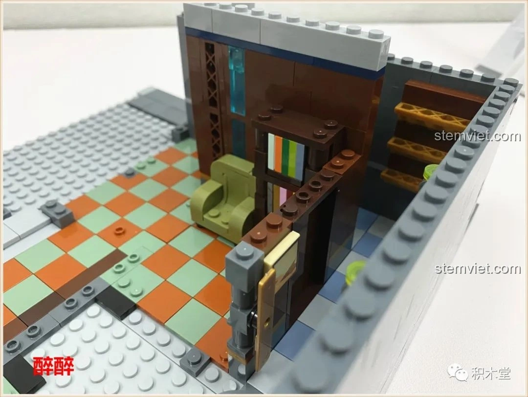 Góc nhìn cận cảnh nội thất tầng trệt của bộ Panlos Brick 613001 Tòa nhà Sanctum Sanctorum Doctor Strange, với giá sách và ghế sofa.