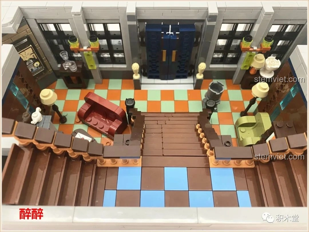 Cận cảnh cửa chính của bộ Panlos Brick 613001 Tòa nhà Sanctum Sanctorum Doctor Strange, với chi tiết địa chỉ 177A Bleecker St.