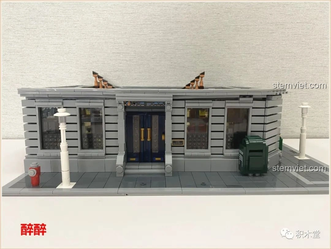 Đồng hồ treo tường được in họa tiết trong tầng hai của bộ Panlos Brick 613001 Tòa nhà Sanctum Sanctorum Doctor Strange, với mặt đồng hồ cổ điển.