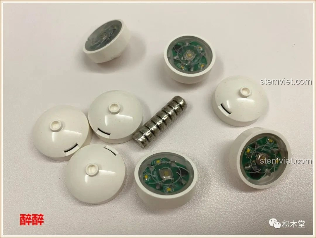 Các viên gạch phát sáng (light brick) đi kèm bộ Panlos Brick 613001 Tòa nhà Sanctum Sanctorum Doctor Strange, có thể bật sáng khi nhấn.