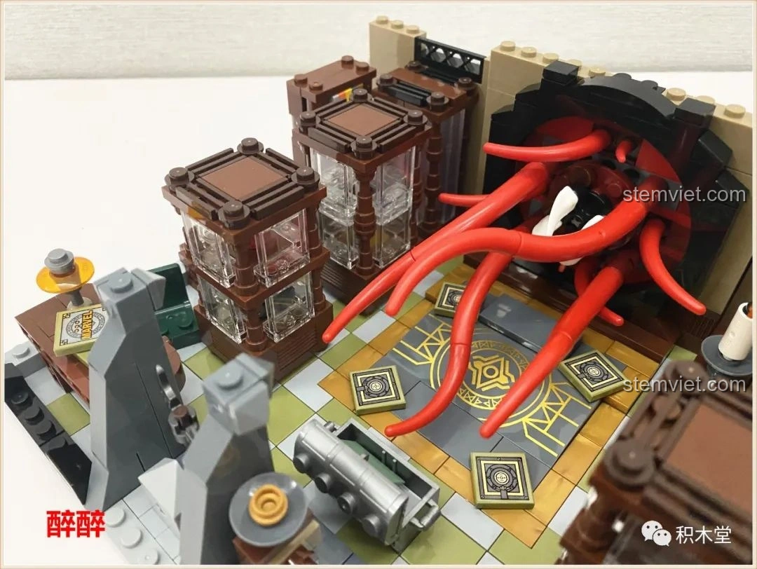 Mô hình hoàn chỉnh của bộ Panlos Brick 613001 Tòa nhà Sanctum Sanctorum Doctor Strange nhìn từ góc khác, sẵn sàng để trưng bày.