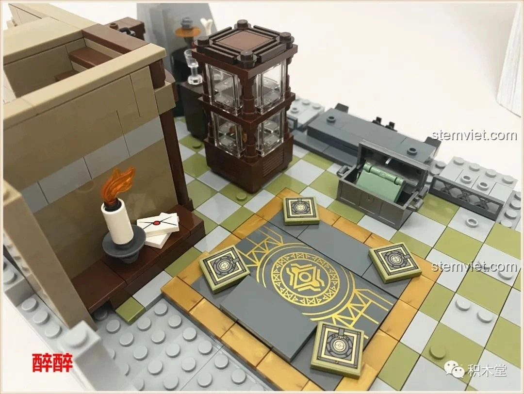 Góc nhìn nghiêng của mô hình hoàn chỉnh bộ Panlos Brick 613001 Tòa nhà Sanctum Sanctorum Doctor Strange, hiển thị các mặt bên của tòa nhà.