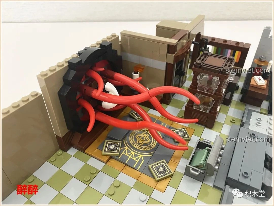 Mô hình hoàn chỉnh của bộ Panlos Brick 613001 Tòa nhà Sanctum Sanctorum Doctor Strange, nhìn từ phía trước, sẵn sàng trưng bày.