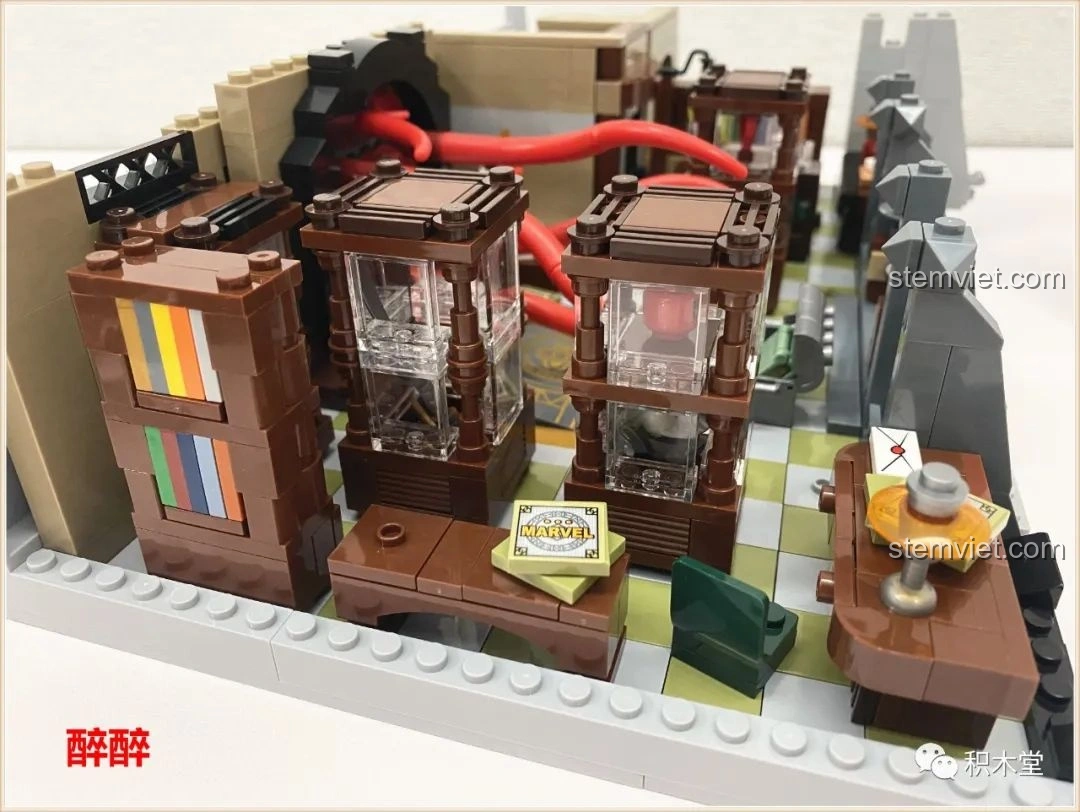 Mô hình hoàn chỉnh của bộ Panlos Brick 613001 Tòa nhà Sanctum Sanctorum Doctor Strange nhìn từ trên cao, hiển thị chi tiết mái nhà và ống khói.