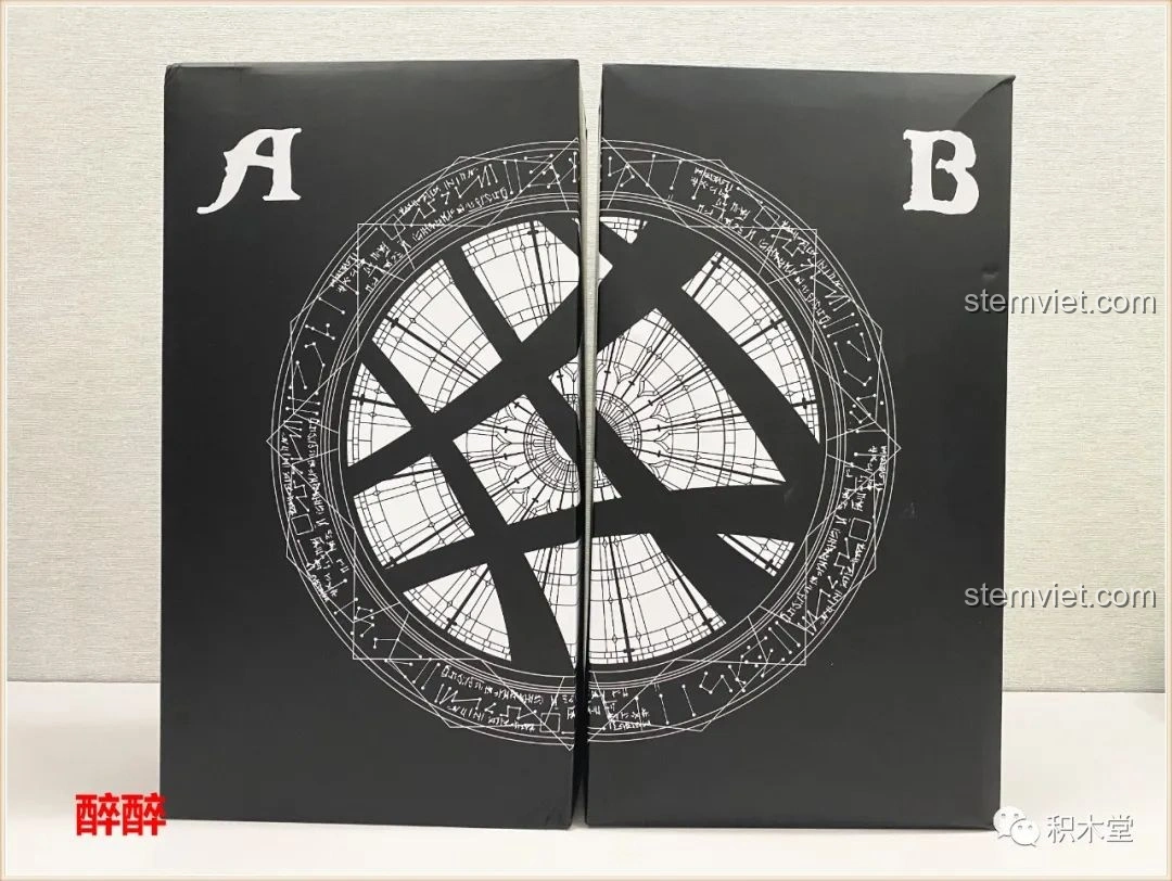 Hai hộp nhỏ bên trong bộ lắp ráp Panlos Brick 613001 Tòa nhà Sanctum Sanctorum Doctor Strange, với họa tiết vòng tròn ma thuật đặc trưng của Doctor Strange.