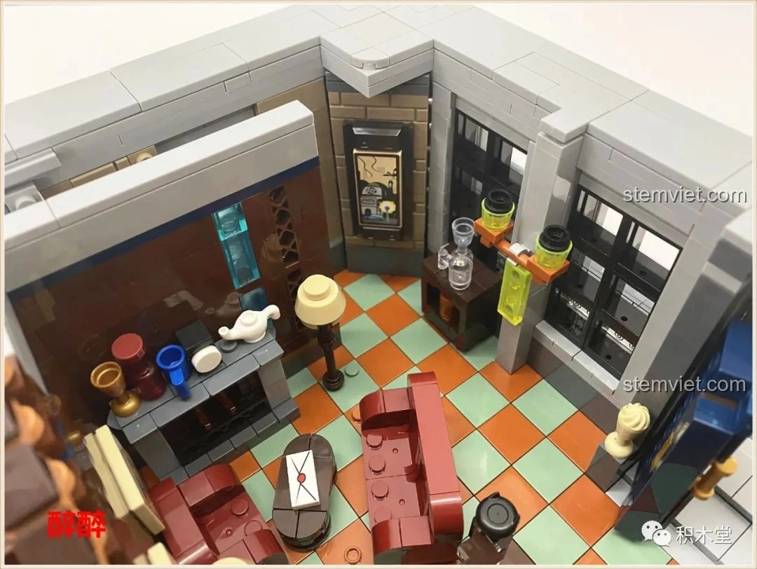 Chi tiết hộp thư màu xanh và cửa sổ bên ngoài tầng trệt của bộ Panlos Brick 613001 Tòa nhà Sanctum Sanctorum Doctor Strange.