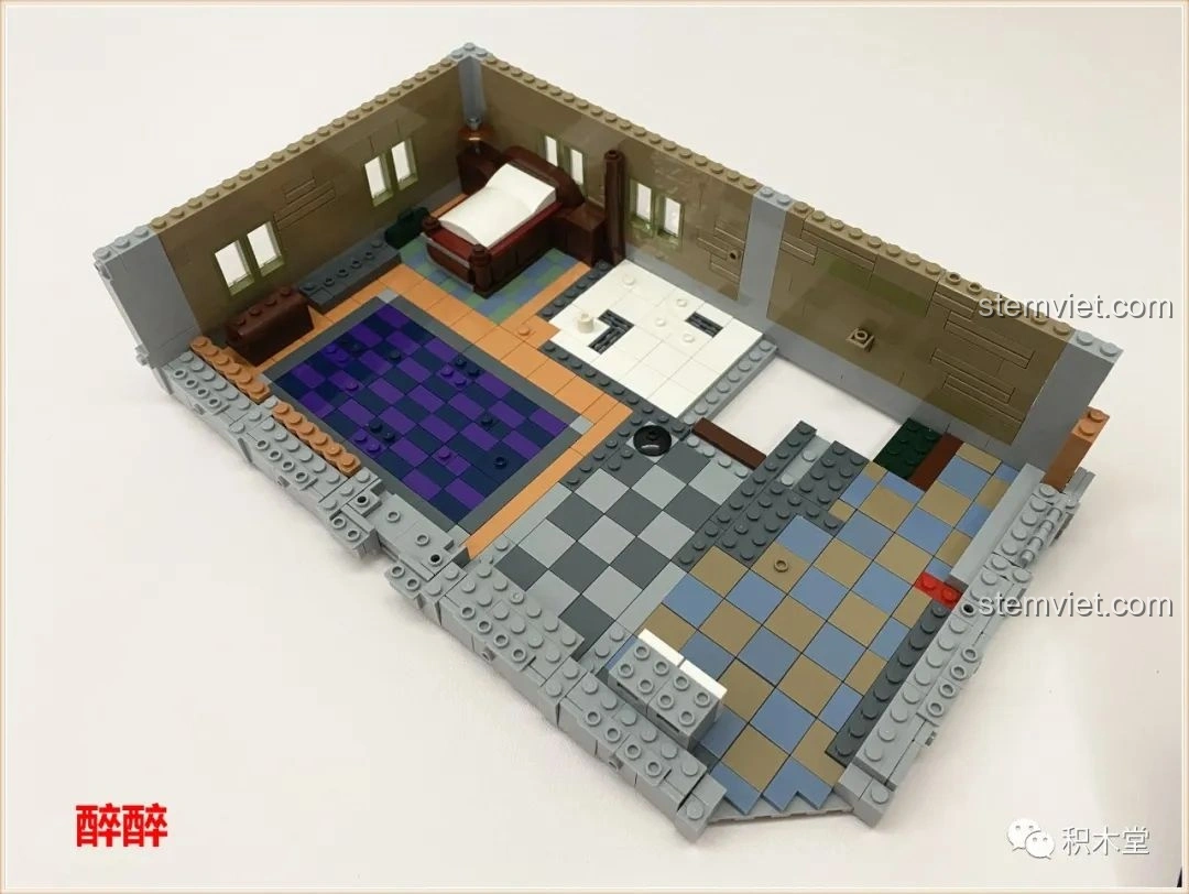 Chi tiết khu vực bếp trong tầng ba của bộ Panlos Brick 613001 Tòa nhà Sanctum Sanctorum Doctor Strange, với bếp, tủ lạnh và bồn rửa.