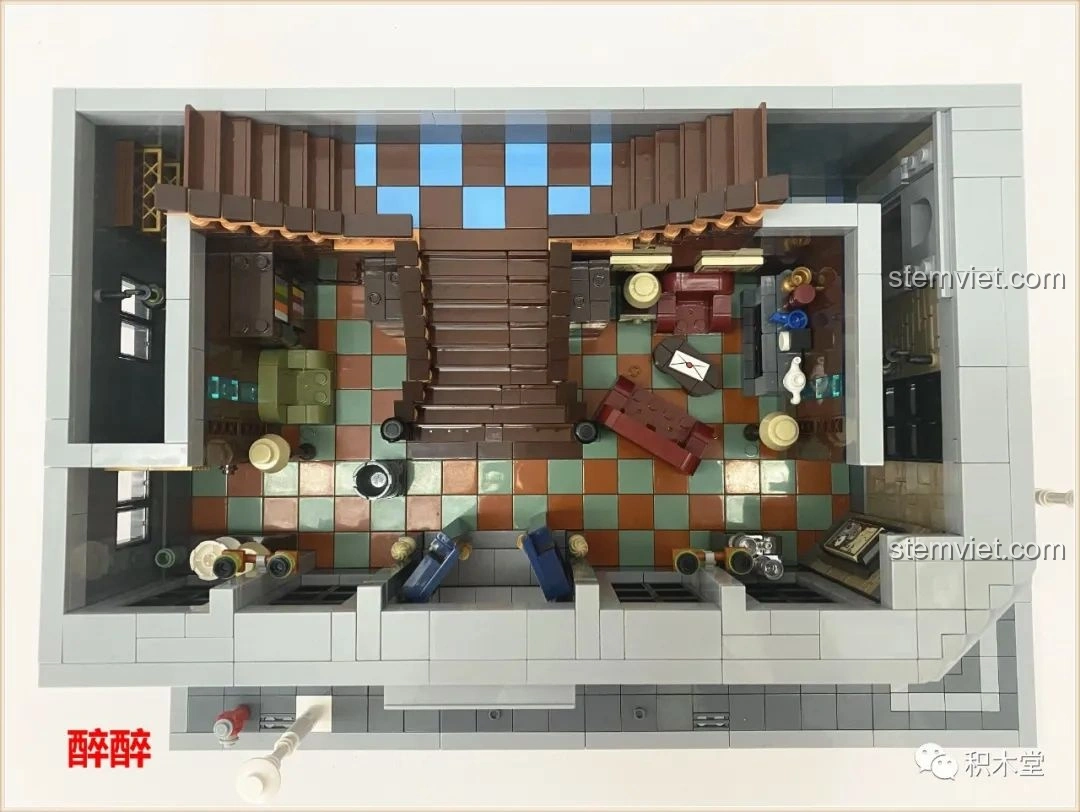 Quá trình lắp ráp sàn tầng hai của bộ Panlos Brick 613001 Tòa nhà Sanctum Sanctorum Doctor Strange, với các viên gạch màu xanh và nâu.