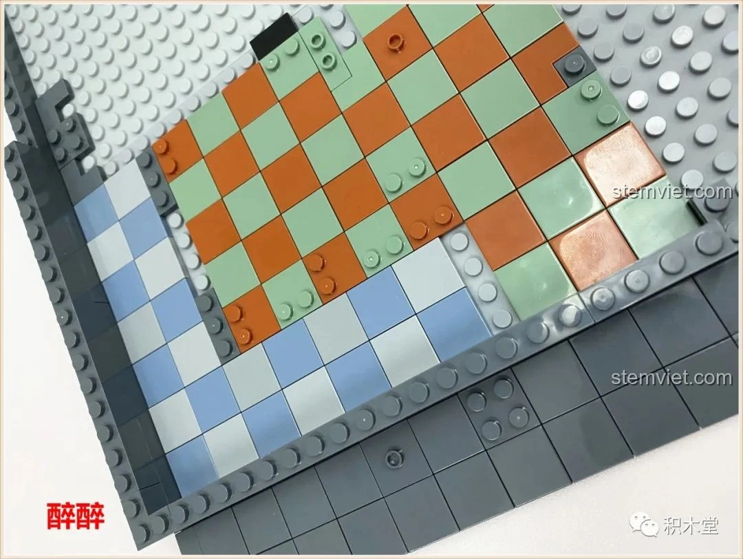 Quá trình lắp ráp sàn tầng trệt của bộ Panlos Brick 613001 Tòa nhà Sanctum Sanctorum Doctor Strange, với các viên gạch màu xanh lá và cam.
