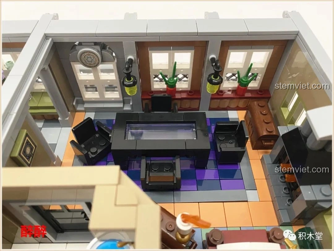 Mặt dưới tầng bốn của bộ Panlos Brick 613001 Tòa nhà Sanctum Sanctorum Doctor Strange, hiển thị các thanh gia cố và vị trí đèn.