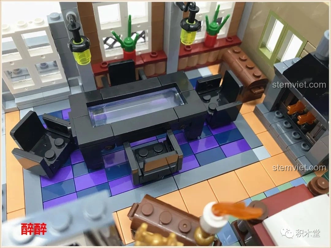 Mặt ngoài tầng ba của bộ Panlos Brick 613001 Tòa nhà Sanctum Sanctorum Doctor Strange, với các cửa sổ và chi tiết ban công.