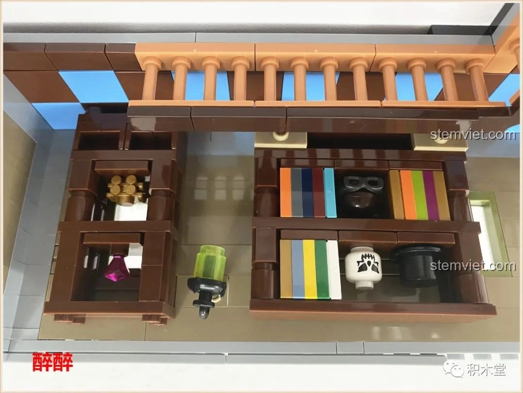 Mặt ngoài tầng hai của bộ Panlos Brick 613001 Tòa nhà Sanctum Sanctorum Doctor Strange, với các cửa sổ và chi tiết ban công.