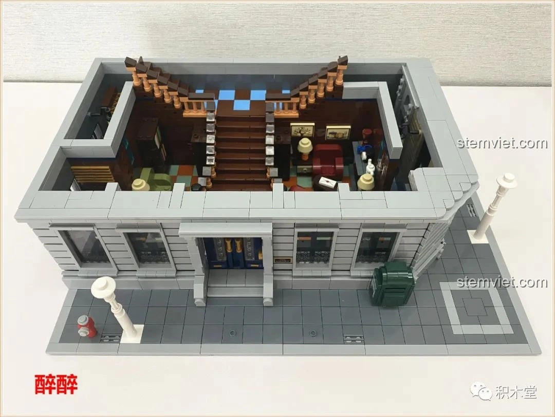 Mặt tiền tầng trệt của bộ Panlos Brick 613001 Tòa nhà Sanctum Sanctorum Doctor Strange, với cửa chính màu xanh và các cửa sổ lớn.