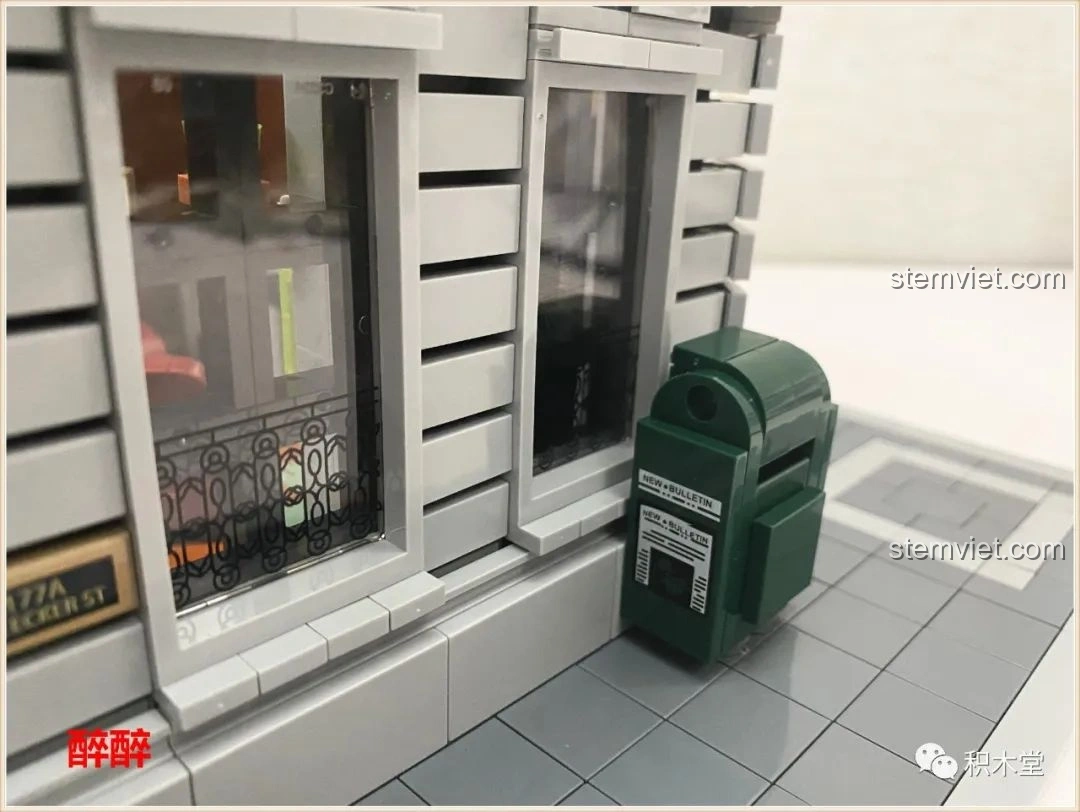 Cận cảnh các loại mũ bảo hiểm và vật phẩm trưng bày trên giá sách trong tầng hai của bộ Panlos Brick 613001 Tòa nhà Sanctum Sanctorum Doctor Strange.