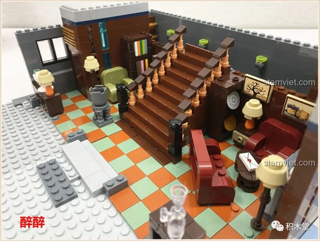 Góc nhìn rộng hơn về nội thất tầng trệt của bộ Panlos Brick 613001 Tòa nhà Sanctum Sanctorum Doctor Strange, bao gồm cầu thang, ghế sofa và lò sưởi.