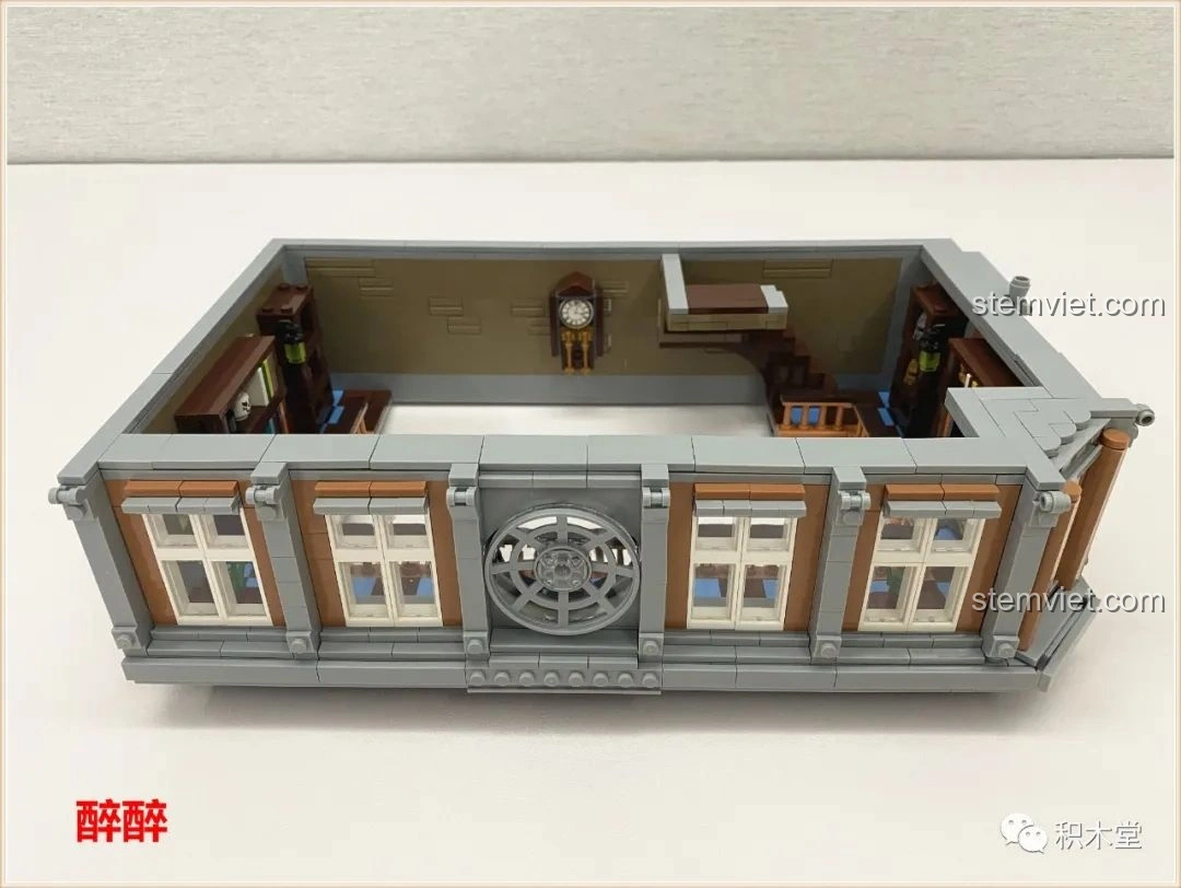 Chi tiết phòng tắm trong tầng ba của bộ Panlos Brick 613001 Tòa nhà Sanctum Sanctorum Doctor Strange, với bồn rửa, toilet và vòi sen.