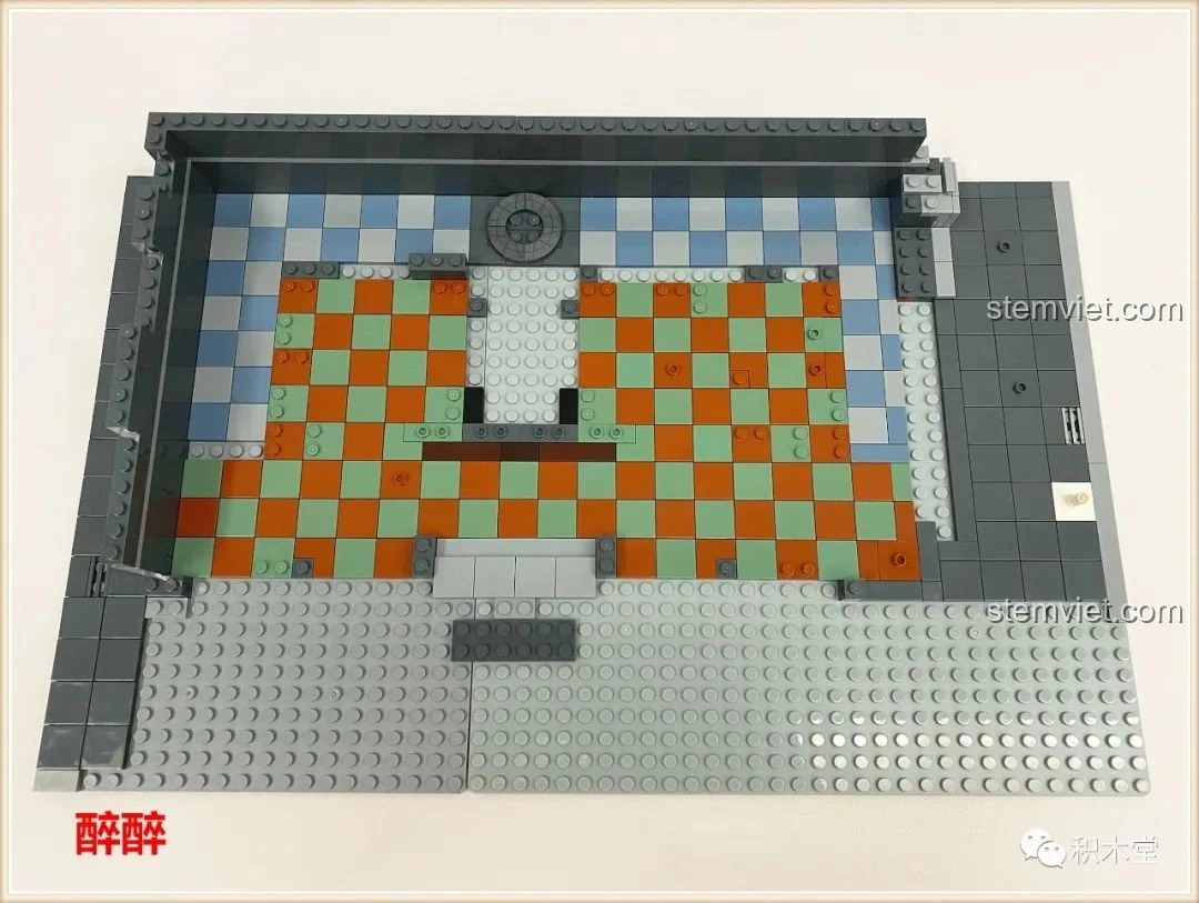 Sàn nhà tầng trệt của bộ Panlos Brick 613001 Tòa nhà Sanctum Sanctorum Doctor Strange đang được lắp ráp, với họa tiết gạch caro màu xanh và cam.