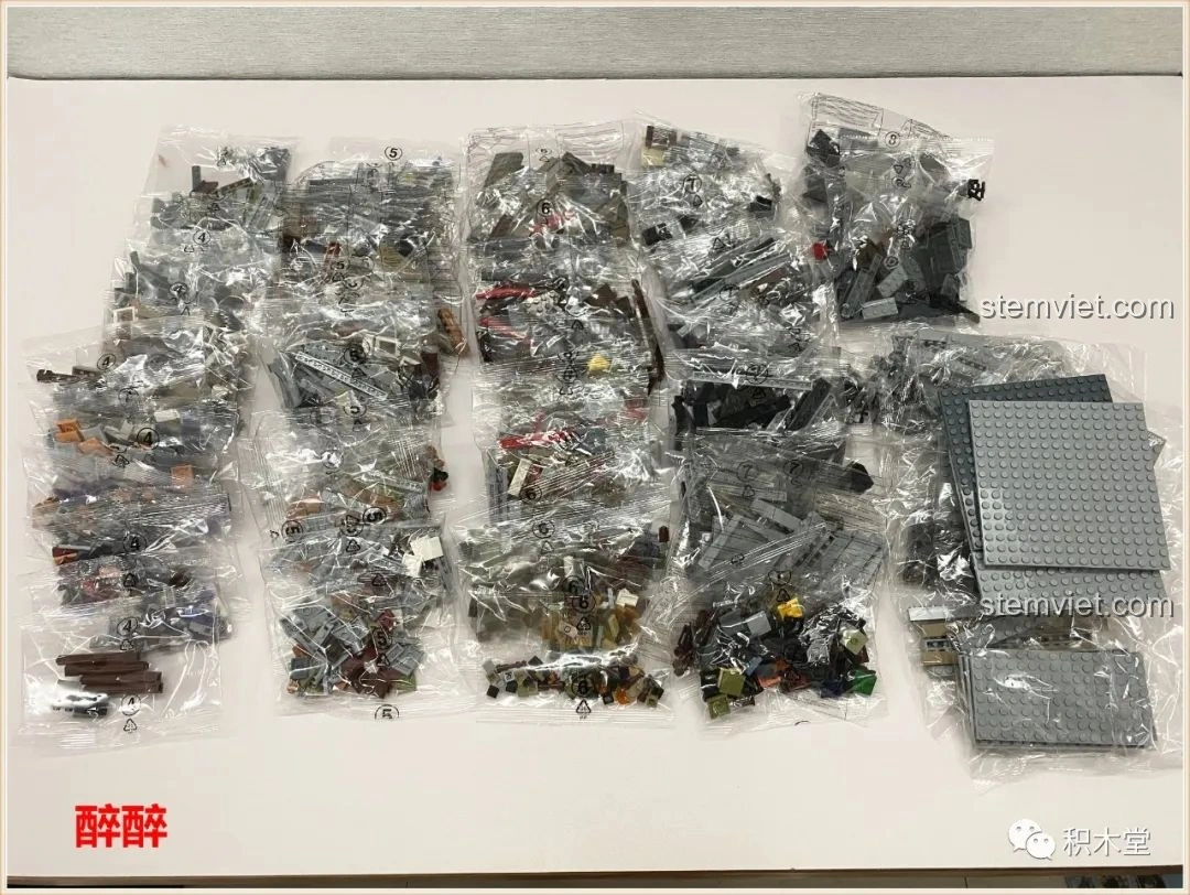 Hình ảnh cận cảnh các túi mảnh ghép của bộ Panlos Brick 613001 Tòa nhà Sanctum Sanctorum Doctor Strange, cho thấy số lượng chi tiết lớn.