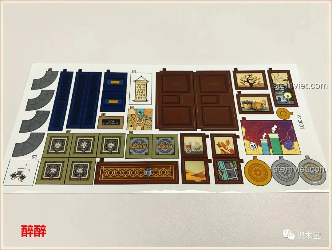 Tấm sticker lớn đi kèm bộ lắp ráp Panlos Brick 613001 Tòa nhà Sanctum Sanctorum Doctor Strange, chứa nhiều họa tiết trang trí cho mô hình.