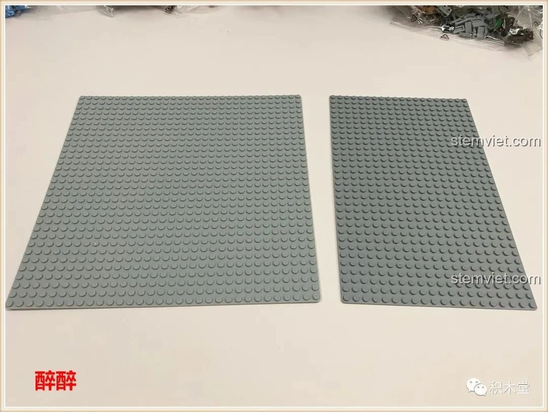 Hai tấm đế lắp ráp màu xám của bộ Panlos Brick 613001 Tòa nhà Sanctum Sanctorum Doctor Strange, một tấm 32x32 và một tấm 20x32.