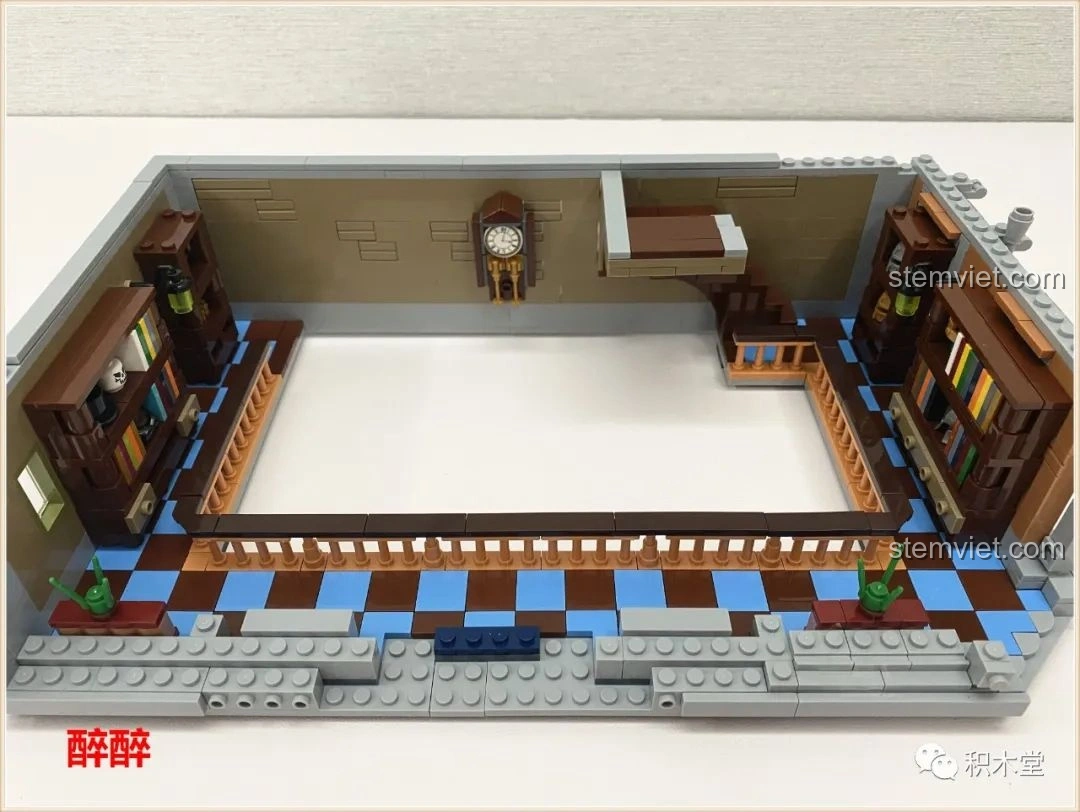 Mô hình tầng ba của bộ Panlos Brick 613001 Tòa nhà Sanctum Sanctorum Doctor Strange đã hoàn thành, hiển thị phòng ngủ, phòng tắm và khu vực bếp.