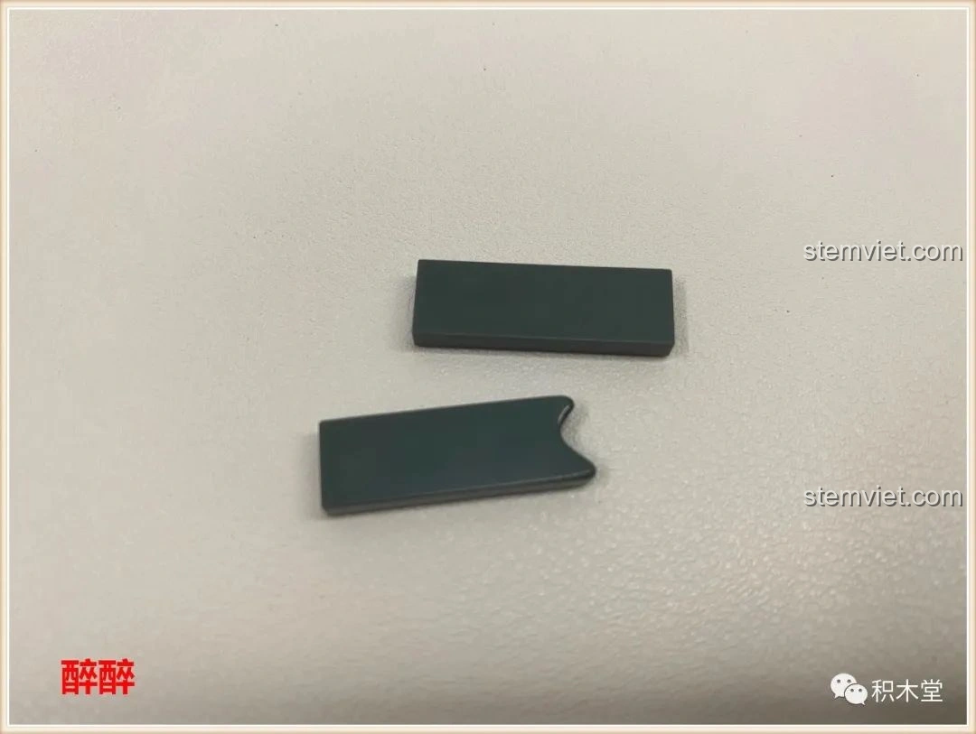 Mô hình tầng trệt của bộ Panlos Brick 613001 Tòa nhà Sanctum Sanctorum Doctor Strange đã hoàn thành, hiển thị cầu thang lớn và các khu vực nội thất.