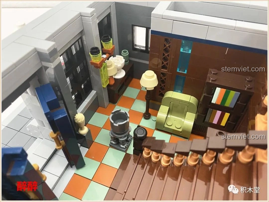 Toàn cảnh tầng trệt của bộ Panlos Brick 613001 Tòa nhà Sanctum Sanctorum Doctor Strange đã hoàn thành, nhìn từ bên ngoài với các chi tiết đường phố.