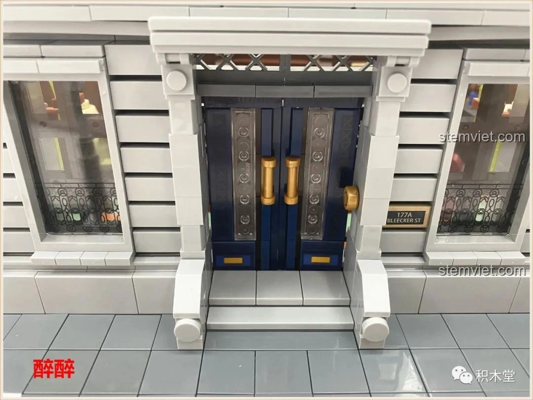 Chi tiết giá sách và các vật phẩm trang trí trong tầng hai của bộ Panlos Brick 613001 Tòa nhà Sanctum Sanctorum Doctor Strange.