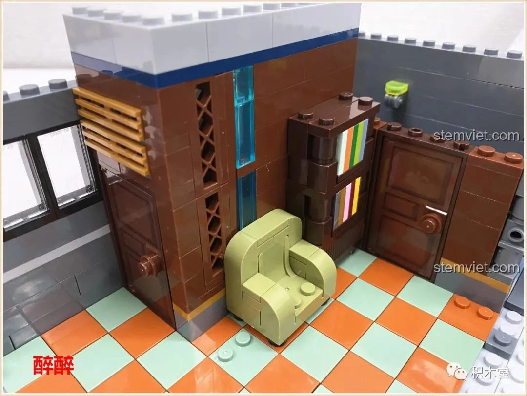 Chi tiết nội thất tầng trệt của bộ Panlos Brick 613001 Tòa nhà Sanctum Sanctorum Doctor Strange, bao gồm giá sách, ghế sofa và cửa ra vào.