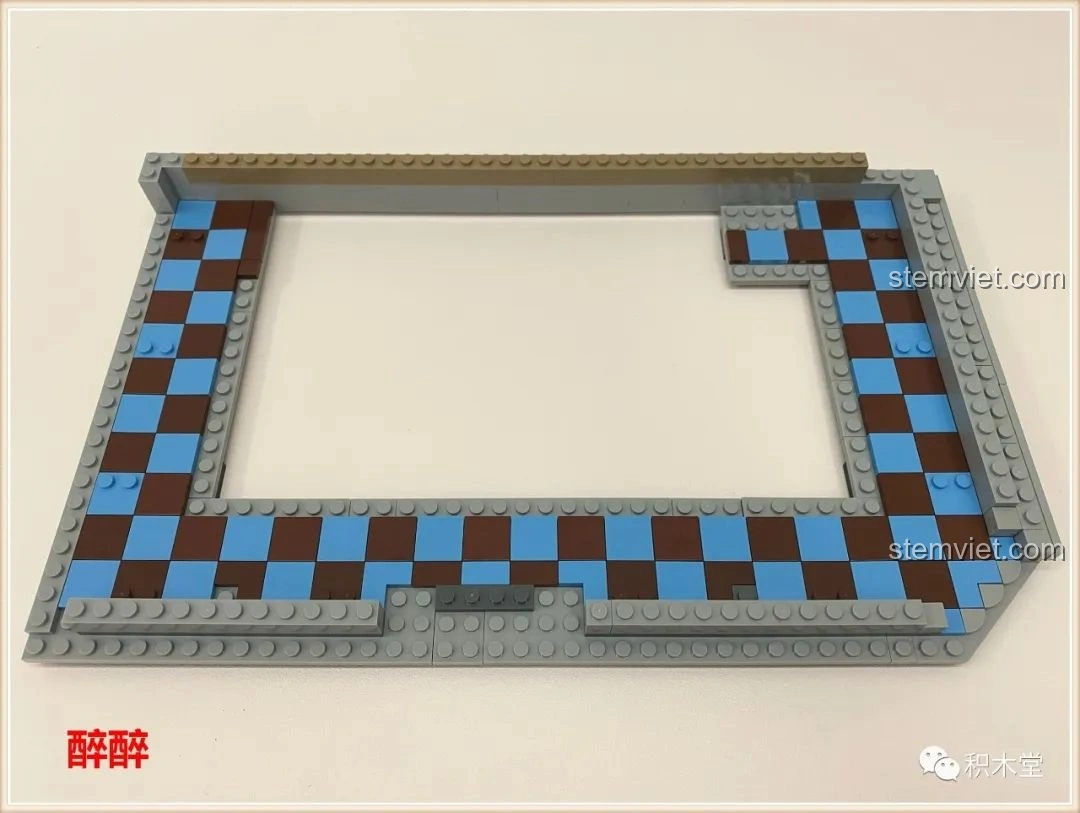 Góc nhìn tổng thể nội thất tầng hai của bộ Panlos Brick 613001 Tòa nhà Sanctum Sanctorum Doctor Strange, với không gian mở và các giá sách.