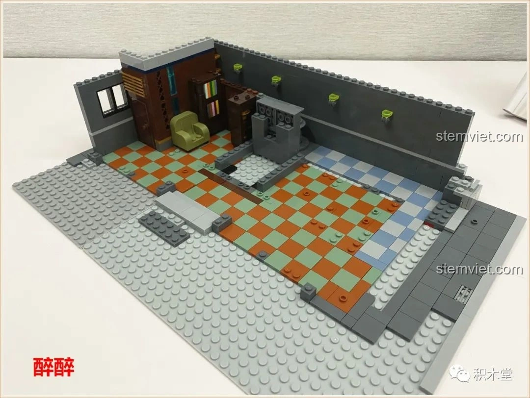 Góc nhìn tổng thể quá trình lắp ráp tầng trệt của bộ Panlos Brick 613001 Tòa nhà Sanctum Sanctorum Doctor Strange, với các bức tường và nội thất cơ bản.