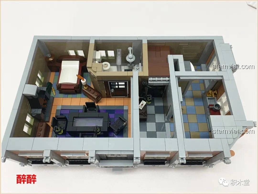 Các vật phẩm trưng bày khác trong tầng bốn của bộ Panlos Brick 613001 Tòa nhà Sanctum Sanctorum Doctor Strange, bao gồm sách và rương.