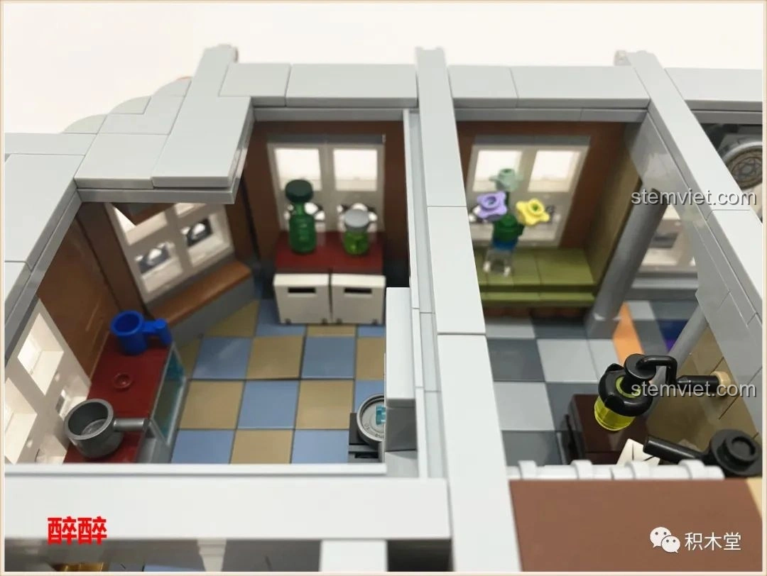 Xúc tu dài nhất của quái vật trong tầng bốn của bộ Panlos Brick 613001 Tòa nhà Sanctum Sanctorum Doctor Strange, được gắn vào rương báu.