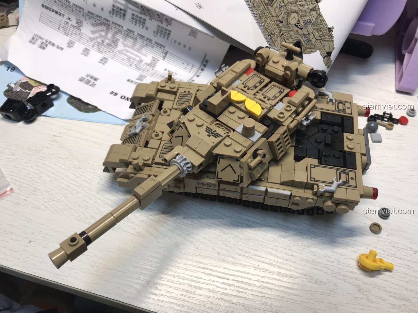 Mô hình xe tăng M1A2 Panlos Brick 621020 đã hoàn thành, nhìn từ trên xuống, thể hiện tổng thể thiết kế. Review Panlos Brick 621020 Mô hình xe tăng M1A2.