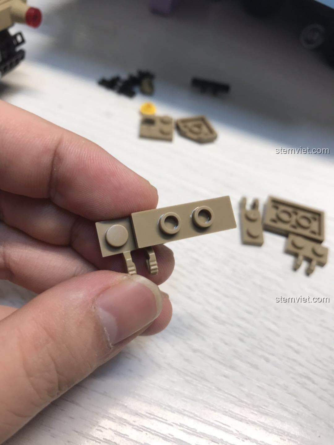 Cận cảnh mảnh ghép nhỏ 1x1 và 1x2 của Panlos Brick 621020, minh họa vấn đề về độ ổn định. Nhận xét Panlos Brick 621020 Xe tăng chiến đấu chủ lực M1A2 biến hình Robot 2 trong 1.