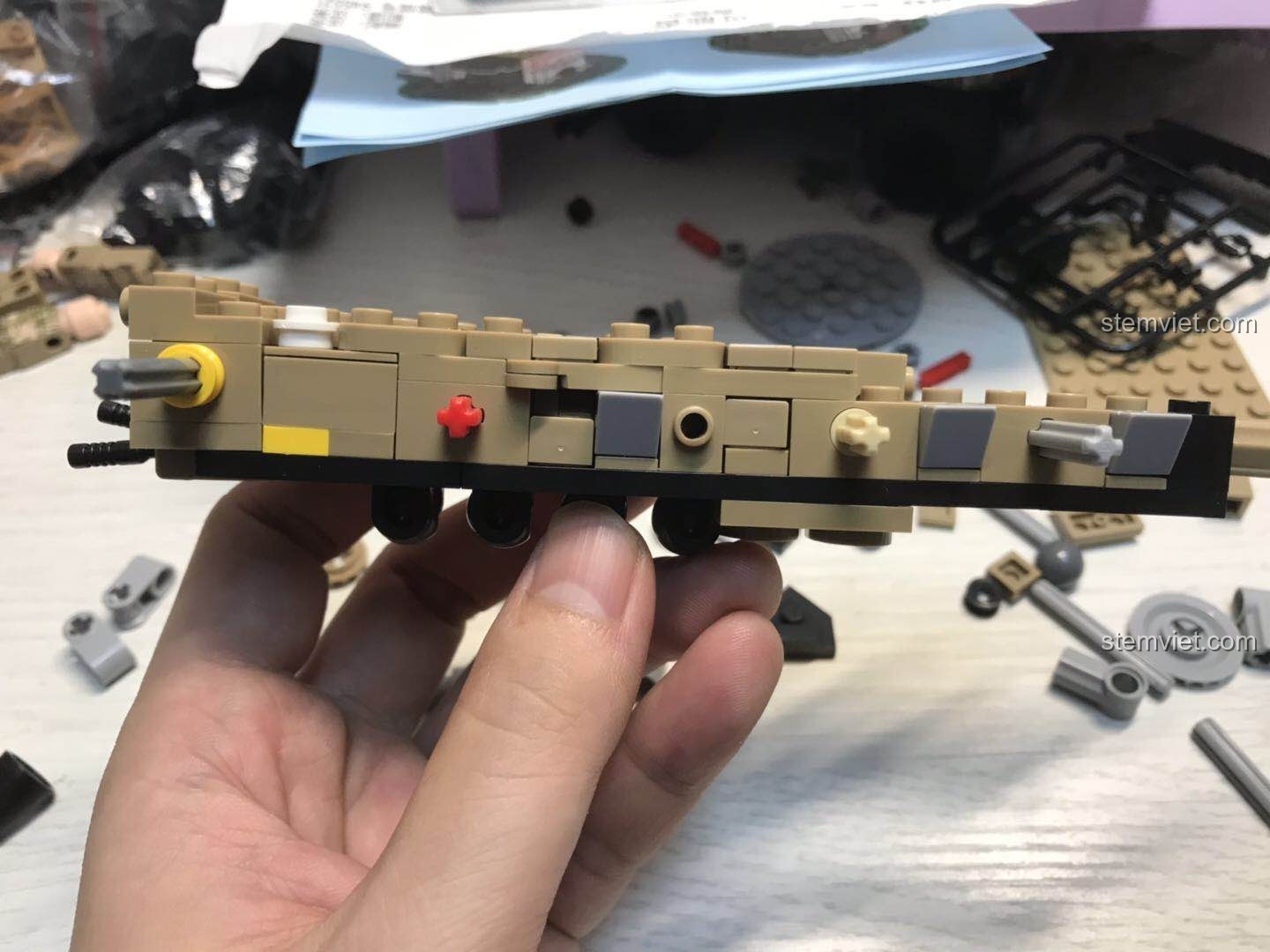 Hình ảnh cận cảnh phần thân dưới của xe tăng M1A2 Panlos Brick 621020 trong quá trình lắp ráp, cho thấy sự thiếu ổn định. Review Panlos Brick 621020 Mô hình xe tăng M1A2.