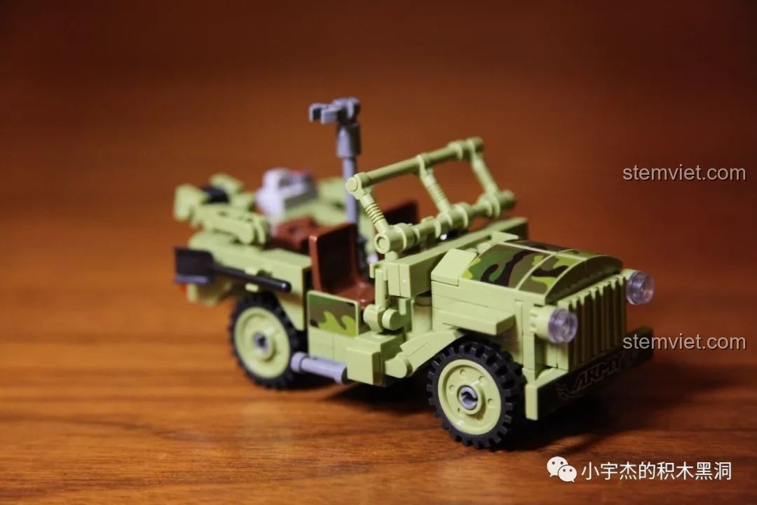 Góc nhìn nghiêng của mô hình xe Jeep quân sự 631004D, làm nổi bật các chi tiết thiết kế.