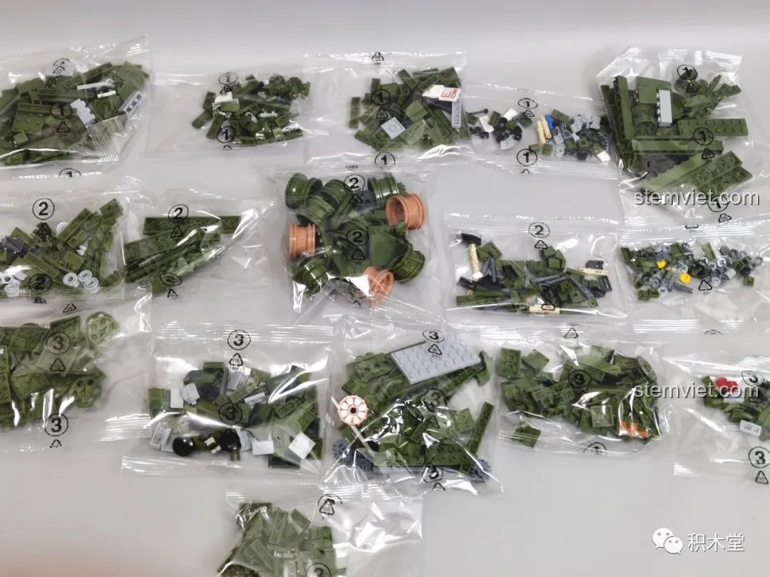 Các túi linh kiện được đánh số thứ tự của bộ lắp ráp Panlos Brick 632002 Xe Tăng Type 99, sẵn sàng cho quá trình lắp ráp.