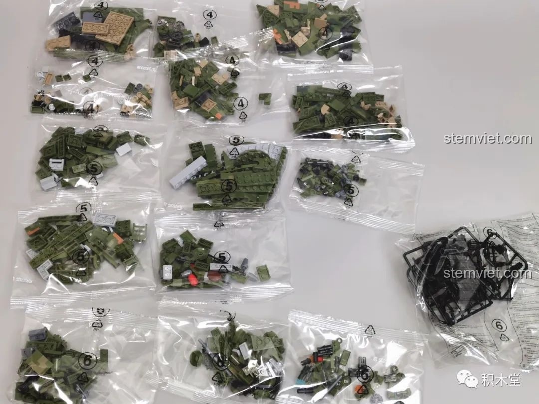 Tổng quan các túi linh kiện của bộ lắp ráp Panlos Brick 632002 Xe Tăng Type 99, bao gồm cả các mảnh ghép nhỏ và phụ kiện.