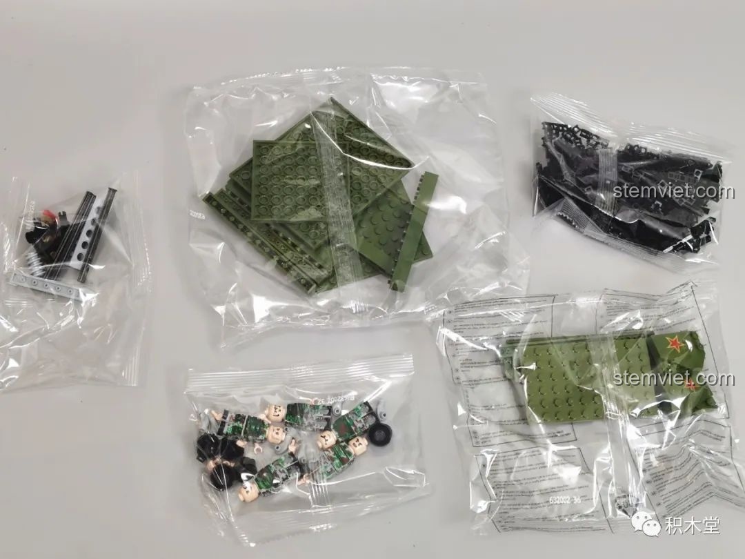 Túi linh kiện chung của bộ lắp ráp Panlos Brick 632002 Xe Tăng Type 99, bao gồm các mảnh ghép lớn và minifigures.