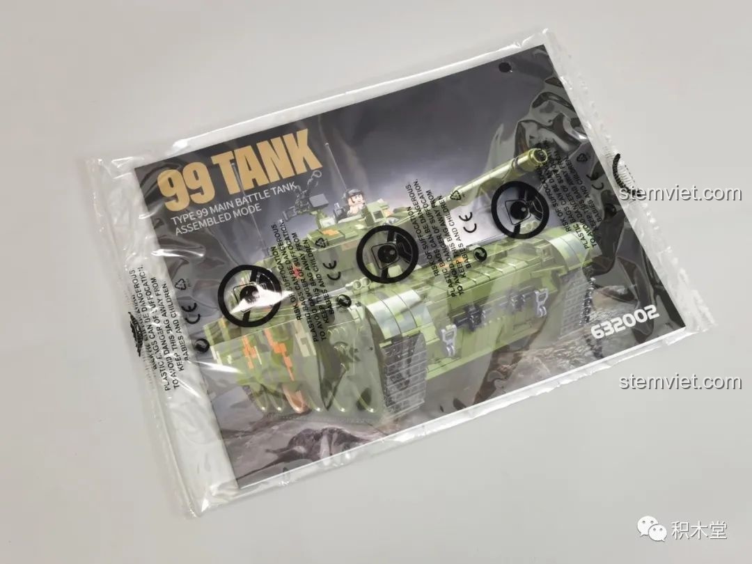 Sách hướng dẫn lắp ráp của bộ Panlos Brick 632002 Xe Tăng Type 99 được bọc trong túi bảo vệ riêng biệt.