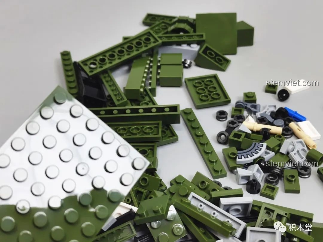 Các mảnh ghép màu xanh lá cây của bộ Panlos Brick 632002 Xe Tăng Type 99, cho thấy chất lượng nhựa và độ khít.